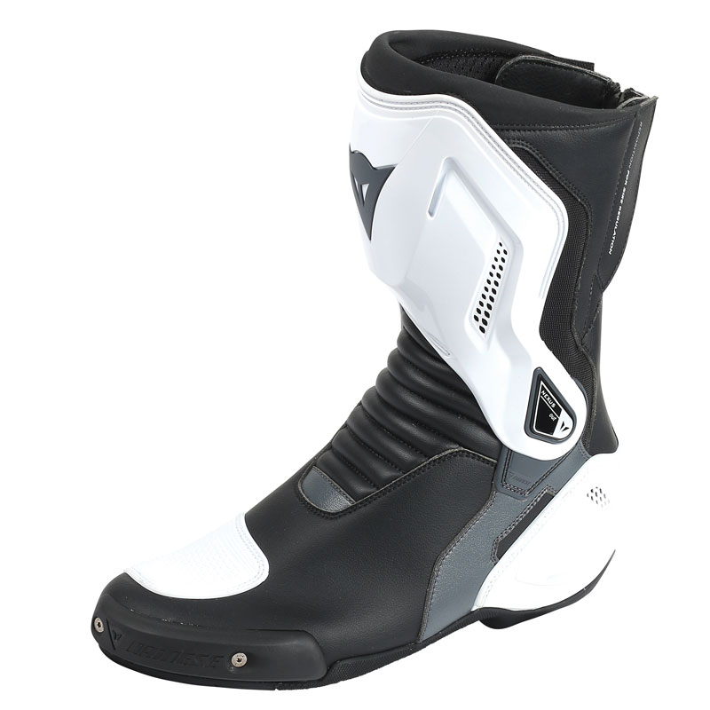 Les bottes sport-touring partagent leurs caractéristiquesentre la route et le sport Bottes sport-touring Dainese