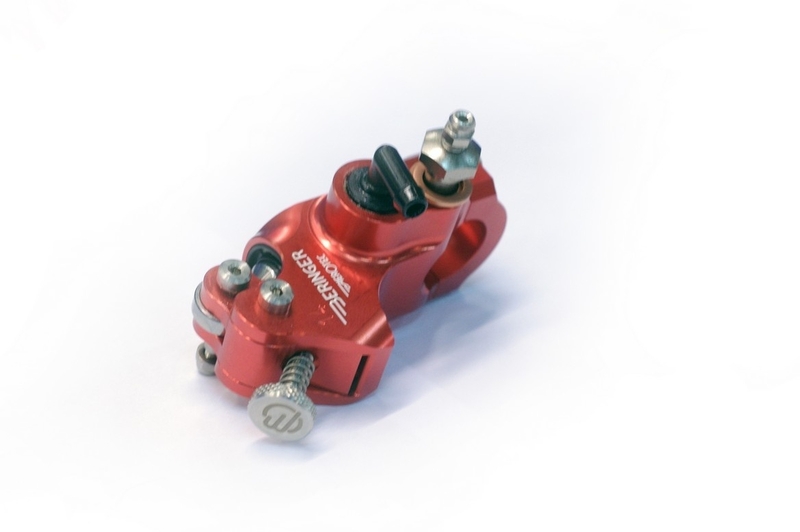 Maitre cylindre d'embrayage Beringer radial Aerotec® Ø17,5mm bocal integré - sans levier