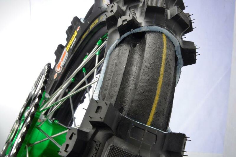 Mousse de pneu Mefo MOM 18-0/GEX Groove (110/100-18 120/90-18 FIM-Enduro et 140/80-18 Mitas/FIM-Enduro)